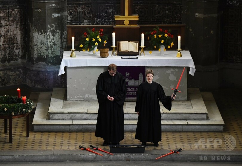 ドイツ教会で「スター・ウォーズ」礼拝、ライトセーバー手に説教