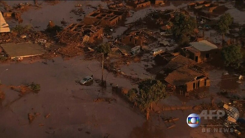 ブラジル鉱山でダム決壊、有毒泥流が村を直撃 17人死亡