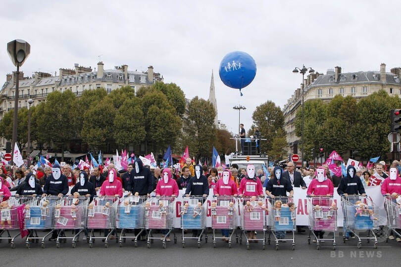 仏で「伝統的家族観」支持デモ、同性愛者の代理出産などに反対