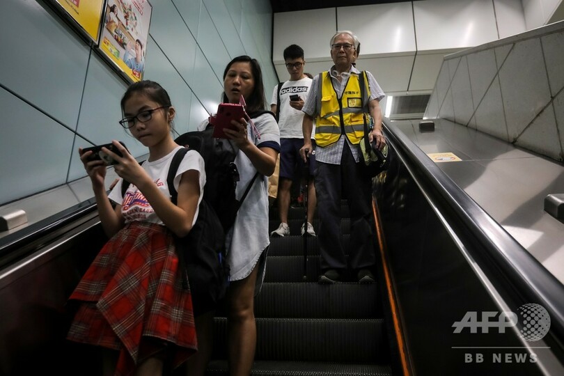 つえを手にデモ隊を守る、香港の「おじいさん」たち【再掲】