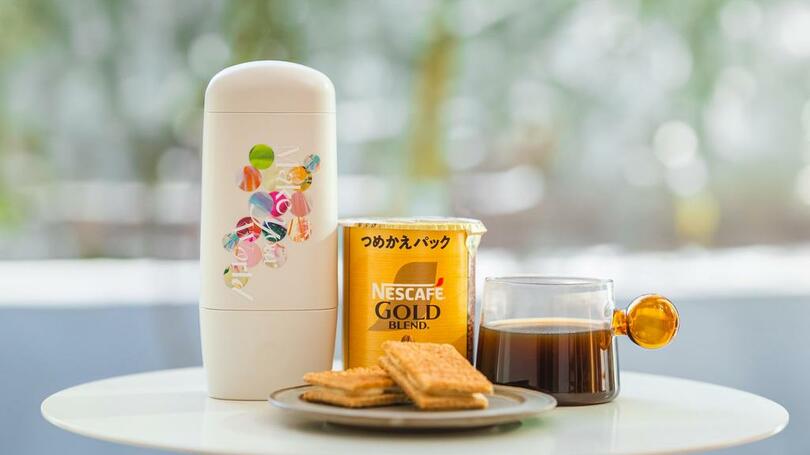 スタイリッシュな密閉キャニスター「ネスカフェ Keepo」から、人気アーティスト・倉中るなさんデザインの特別モデルが新登場