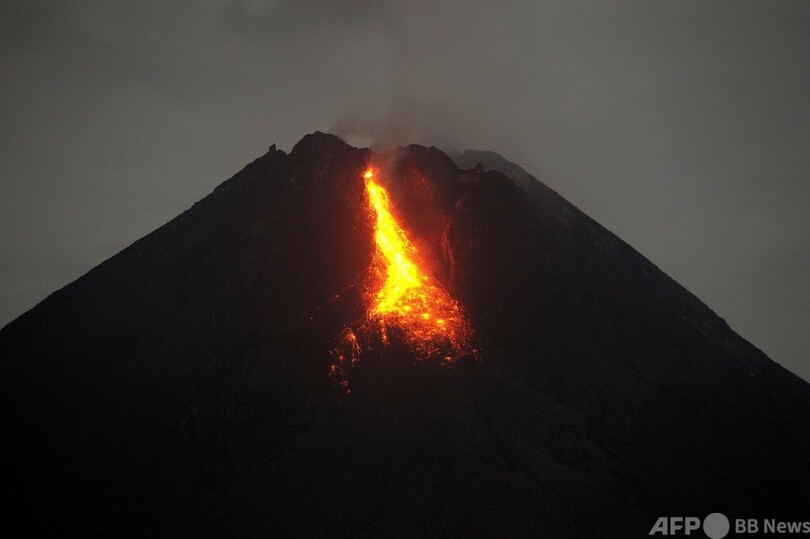 ムラピ山が岩石噴出 インドネシアで最も活発な火山