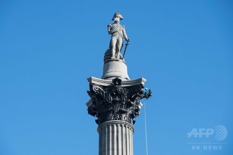 ロンドン著名人像にガスマスク 環境団体、大気汚染問題を喚起