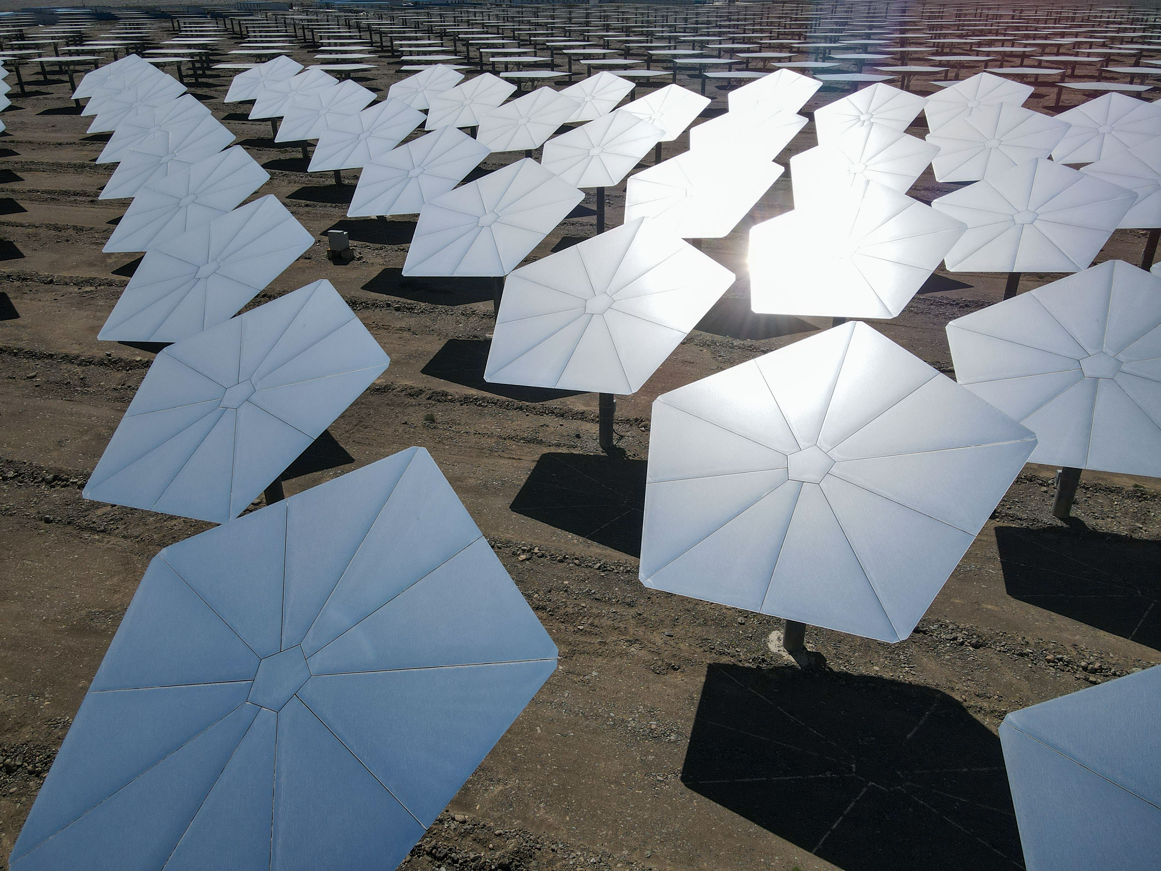 鏡 で発電 新疆初ゼロ エミッションの太陽熱発電所 写真7枚 国際ニュース Afpbb News