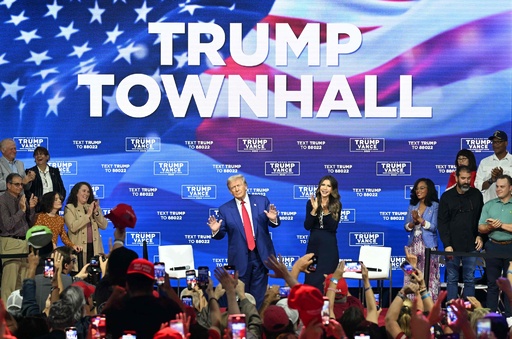 トランプ氏集会、音楽セッションに切り替わり ハリス氏「大丈夫