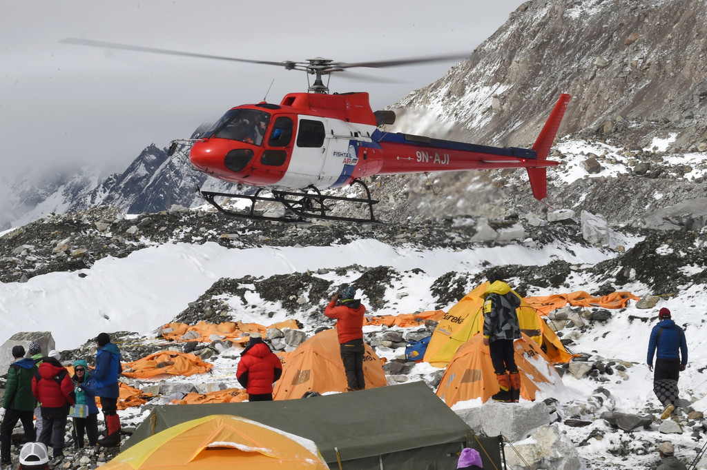 大地震によるエベレスト雪崩、登山者をヘリで救出 大地震によるエベレスト雪崩、登山者をヘリで救出