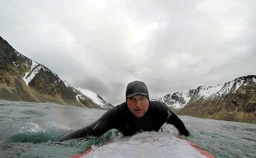 世界中のサーファーがやって来る北極圏のビーチ、ノルウェー 写真9枚