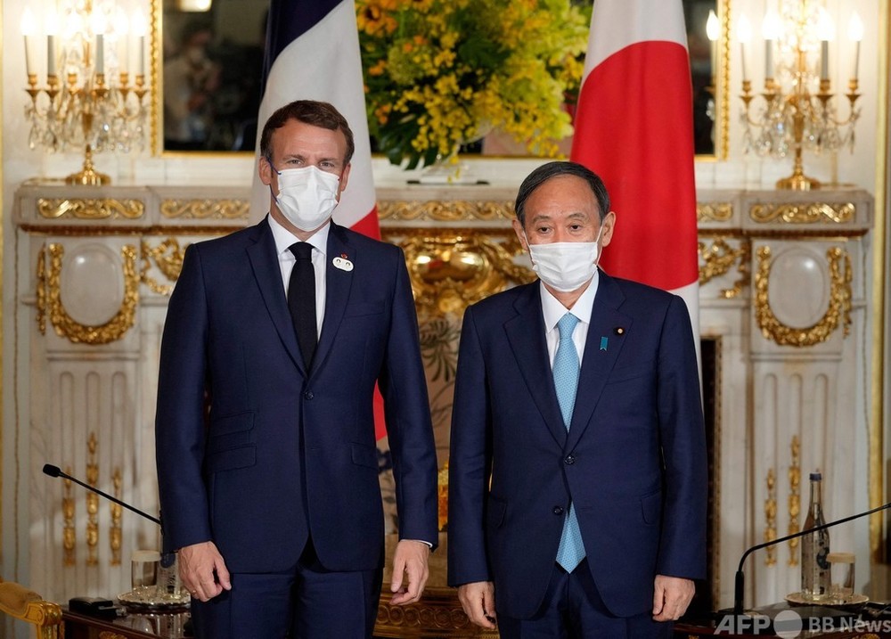五輪開会式出席のマクロン仏大統領、菅首相と会談
