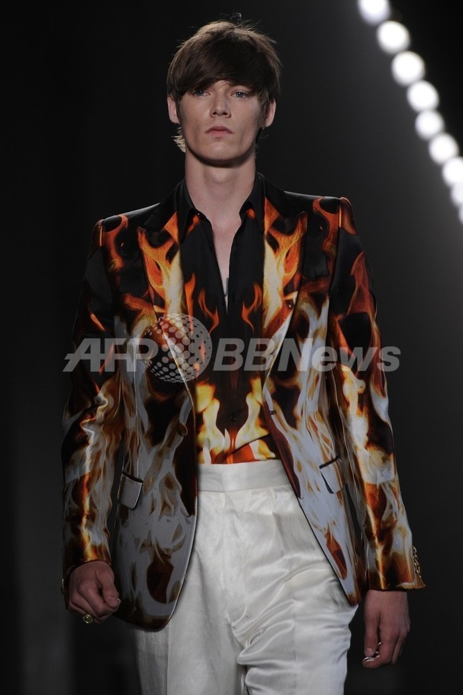 アレキサンダー・マックイーン、メンズ・オーダーメイド開始 写真1枚