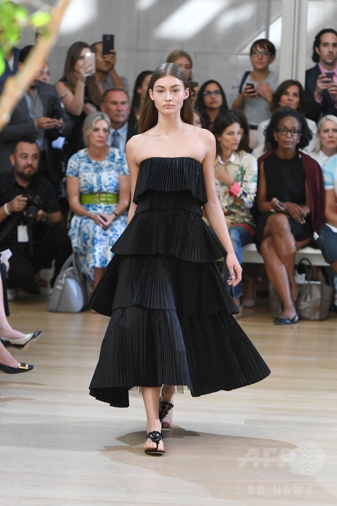 「オスカー・デ・ラ・レンタ」17年春夏