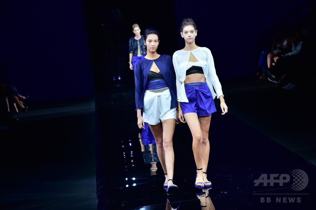 様々なブルーを織り交ぜて、「エンポリオ アルマーニ」15年春夏