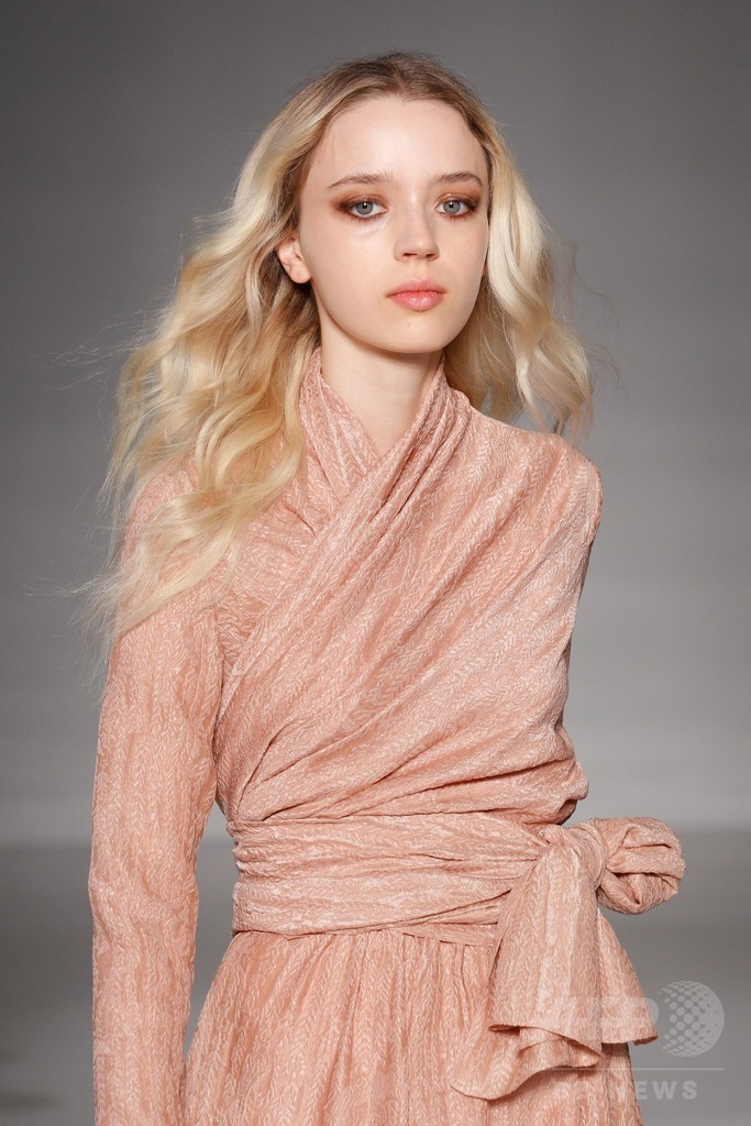 膝下丈のスカートでエレガントに、「ジル・スチュアート」15年春夏