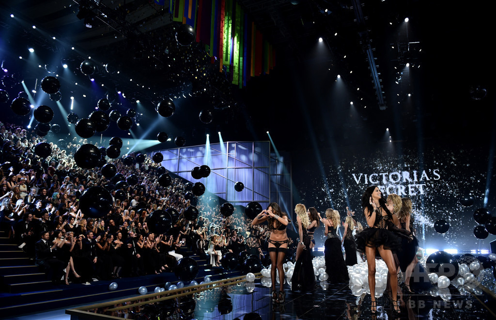 「ヴィクトリアズ・シークレット」、英ロンドンで初のショー開催