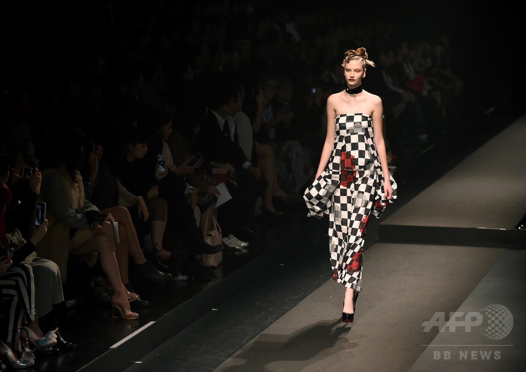 「ヨシキモノ」17年春夏、ずぶ濡れの着物で観客を魅了