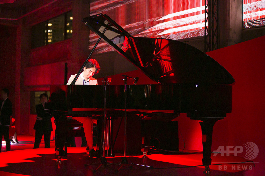 資生堂「アルティミューン」2周年、菅原小春がパフォーマンス