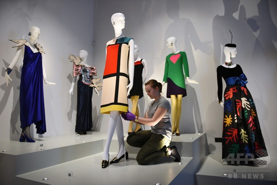 イヴ・サンローラン回顧展、英バウズ博物館で開催