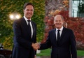 独ベルリンの首相府で北大西洋条約機構（NATO）のマルク・ルッテ事務総長（左）を歓迎するオルフ・ショルツ首相（2024年11月4日撮影）。(c)Odd ANDERSEN / AFP