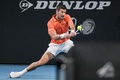 テニス、アデレード国際1、男子シングルス準決勝。リターンを打つノバク・ジョコビッチ（2023年1月7日撮影）。(c)Brenton EDWARDS / AFP