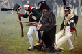 フランス皇帝ナポレオン（Napoleon）の遠征軍と帝政ロシア軍が激戦を繰り広げた1812年の「ボロジノの戦い」から今年で200年となることを記念し、モスクワ（Moscow）西方のボロジノ（Borodino）で2日、戦いを再現するイベントが行われた。

　当時の軍服や刀剣などを用いて戦いを忠実に再現したイベントには、ロシア政府が110万ドル（約8700万円）を出資。フランス側1550人、ロシア側1450人の兵士を演じる計3000人が参加。ジスカール・デスタン（Giscard d&apos;Estaing）仏元大統領と、ウラジーミル・プーチン（Vladimir Putin）露大統領も「観戦」に訪れた。これに先立ち、プーチン大統領の補佐官は「ボロジノの戦い」再現イベントを「若者の愛国教育」を広めるために活用したいと述べた。

　1812年9月7日の「ボロジノの戦い」は合戦では勝利しながら、戦争には負けた戦将の際立った例だ。

　ボロジノでは2万人のナポレオン軍が激戦の末に、兵力の多い4万5000人の露軍を破った。しかし痛手が大きかったため、ナポレオンはモスクワに進軍を開始する前に回復期間を置くことにした。この時にナポレオンはおそらく、敵方のクトゥーゾフ将軍が戦闘の翌日に一時撤退したことを知らなかったとされる。この休息の決断が、ナポレオンにとって致命的な誤算だった。

　帝政ロシア軍は兵力の半分を失っていたが、近くの村落で体制を立て直す時間ができ、戦術を練った。ナポレオン軍が入城したモスクワは、市民は脱出しもぬけの殻で、そこに焦土戦術が追い打ちをかけた。士気を失ったナポレオン軍は退却を余儀なくされた（2012年9月2日撮影）。(c)AFP/Kirill Kudryavtsev