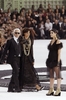 フランス・パリ市内で発表された「シャネル（CHANEL）」11年春夏コレクションのフィナーレに登場したデザイナーのカール・ラガーフェルド（Karl Lagerfeld、左）とモデルのイネス・ド・ラ・フレサンジュ（Ines de la Fressange、中央、2010年10月5日撮影）。（c）AFP/PATRICK KOVARIK