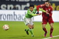 バイエルン・ミュンヘン（Bayern Munich）のフランク・リベリ（Franck Ribery）とボールを競るVfLボルフスブルク（VfL Wolfsburg）の長谷部誠（2013年2月15日撮影）。(c)AFP/ODD ANDERSEN