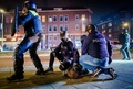 オランダ・ロッテルダムで男性を取り押さえる警察（2021年1月25日撮影）。(c)Marco de Swart / ANP / AFP