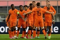 サッカー国際親善試合、オランダ対スコットランド。得点を決めてチームメートに祝福されるオランダのメンフィス・デパイ（右手前、2021年6月2日撮影）。(c)PATRICIA DE MELO MOREIRA / AFP