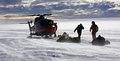 南極半島（Antarctic Peninsula）北端沖にあるジェームズロス島（James Ross Island）に設営された氷床コア採掘キャンプに物資を輸送するヘリコプター（2008年2月25日撮影、2013年4月15日提供）。(c)AFP/AUSTRALIAN NATIONAL UNIVERSITY/JACK TREIST