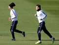 バルデベバス（Valdebebas）のトレーニング施設で練習に臨むレアル・マドリード（Real Madrid）のギャレス・ベイル（Gareth Bale、右）とクリスティアーノ・ロナウド（Cristiano Ronaldo、2013年11月22日撮影）。(c)AFP/GERARD JULIEN