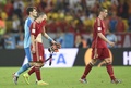 サッカーW杯ブラジル大会（2014 World Cup）グループB、スペイン対チリ。試合に敗れ落胆するスペインの選手（2014年6月18日撮影）。(c)AFP/LLUIS GENE
