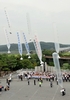 北朝鮮との非武装地帯（DMZ）に近い韓国北部の坡州（Paju）で、北朝鮮を批判するパンフレットなどを付けた風船を北朝鮮に向けて飛ばす活動家たち（2010年9月9日撮影、資料写真）。(c)AFP/JUNG YEON-JE