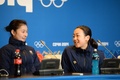 ソチ冬季五輪、フィギュアスケートの会場アイスバーグ・スケーティング・パレス（Iceberg Skating Palace）で記者会見に臨む村上佳菜子（Kanako Murakami、左）と浅田真央（Mao Asada、2014年2月17日撮影）。(c)AFP/JUNG YEON-JE