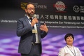 ドイツ・ザクセン州で化学分野を担当するゼバスティアン・ゲムコウ大臣（左）とTSMCの何麗梅氏。台湾・台中で（2023年9月19日撮影）。(c)Sam Yeh / AFP