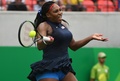 リオデジャネイロ五輪、テニス女子シングルス1回戦。リターンを打つセレーナ・ウィリアムス（2016年8月7日撮影）。(c)AFP/Roberto SCHMIDT