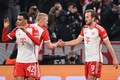 サッカー欧州チャンピオンズリーグ、決勝トーナメント1回戦第2戦、バイエルン・ミュンヘン対ラツィオ。3点目を決めて喜ぶバイエルン・ミュンヘンのハリー・ケイン（右、2024年3月5日撮影）。(c)Kirill KUDRYAVTSEV / AFP