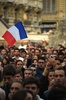 仏モンペリエのコメディー広場で、パリで発生した連続襲撃事件の犠牲者を追悼するために集まった人々（2015年11月14日撮影）。(c)AFP/PASCAL GUYOT