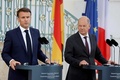 ドイツ東部メーゼベルク城で、オラフ・ショルツ独首相と共同記者会見に臨むエマニュエル・マクロン仏大統領（2024年5月28日撮影）。(c)Ludovic MARIN / POOL / AFP