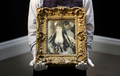 2008年1月29日、英国ロンドン（London）のオークションハウス、サザビーズ（Sotheby&apos;s）で公開された、2月5日にオークションにかけられる1874年のルノワール（Renoir）の作品『La Loge or L&apos;avant-scene』。推定落札額は250万-350万ポンド（約5億3000万-7億4000万円）。(c)AFP/SHAUN CURRY