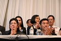 タイ総選挙を終え、連立合意を発表するタイ貢献党のスダラット・ゲーユラパン党首（左）ら反軍政派7党の代表ら（2019年3月27日撮影）。(c)Romeo GACAD / AFP