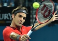 テニス、ブリスベーン国際（Brisbane International 2015）男子シングルス決勝。リターンを狙うロジャー・フェデラー（Roger Federer、2015年1月11日撮影）。(c)AFP/Saeed KHAN