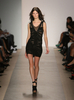 米・ニューヨーク市内で発表されたエルベ・レジェ バイ マックスアズリア（Herve Leger By Max Azria）の10年春夏コレクション（2009年9月13日撮影）。(c)AFP/Getty Images/Kristian Dowling