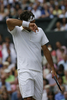 テニス、ウィンブルドン選手権（%%The Championships Wimbledon 2009%%）男子シングルス準決勝。大会第2シードのロジャー・フェデラー（%%Roger Federer%%、スイス）は、大会第24シードのトミー・ハース（%%Tommy Haas%%、ドイツ）と対戦。フェデラーは7-6、7-5、6-3のストレートでハースを退け、グランドスラム（4大大会）では通算20度目、ウィンブルドンでは7年連続となる決勝進出を果たした。写真はリストバンドで汗を拭うロジャー・フェデラー。（2009年7月3日撮影）(c)AFP/GLYN KIRK