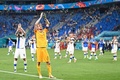 サッカー欧州選手権、グループB、フィンランド対ベルギー。ファンの声援に応えるフィンランドのルーカス・フラデツキー（2021年6月21日撮影）。(c)Kirill KUDRYAVTSEV / POOL / AFP
