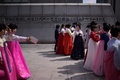 韓国の首都ソウル中心部にある光化門広場でのパレードに参加する韓服姿の女性たち（2015年9月24日撮影）。(c)AFP/Ed Jones