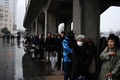 神奈川県相模原市の知的障害者施設で2016年に入所者19人が殺害された事件の初公判を傍聴するため、横浜地方裁判所前で待つ人々（2020年1月8日撮影）。(c)CHARLY TRIBALLEAU / AFP