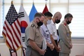 南北軍事境界線上の板門店で行われた朝鮮戦争の停戦から67年の記念式典で、祈りをささげる米軍関係者ら（2020年7月27日撮影）。(c)Ahn Young-joon / POOL / AFP