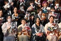 東京都内の神田明神で行われた「アイボの七五三」で自身のアイボを手にして記念撮影に臨む参加者（2021年11月12日撮影）。(c)Kazuhiro NOGI / AFP