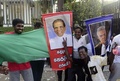 スリランカの主要都市コロンボ（Colombo）でマイトリパラ・シリセナ（Maithripala Sirisena）新大統領の就任を喜ぶ同氏の支持者ら（2015年1月9日撮影）。(c)AFP/Munir uz ZAMAN