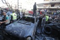 レバノン・ベイルート（Beirut）南部のハレト・フレイク（Haret Hreik）で、自動車爆弾が爆発した現場で作業する救急隊員（2014年1月21日撮影）。(c)AFP/JOSEPH EID