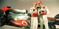 フォーミュラワン（F1、F1世界選手権）に参戦するマクラーレン・メルセデス（%%McLaren-Mercedes%%）は29日、2010シーズンの新型車「MP4-25」を発表した。写真は発表会に出席するジェンソン・バトン（%%Jenson Button%%、右）とルイス・ハミルトン（%%Lewis Hamilton%%）。（2010年1月29日撮影）(c)AFP/ADRIAN DENNIS